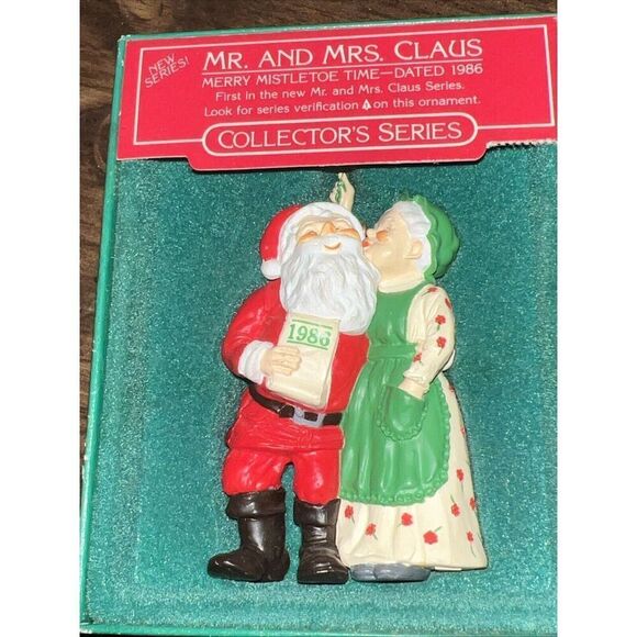 Hallmark 1986 Mr and Mrs Claus -Merry Mistletoe Time - Picture 4 of 5